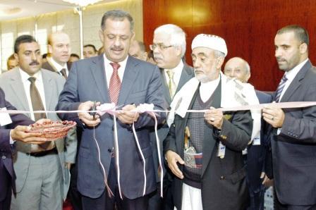 د. مجور اثناء افتتاحه الندوة أمس